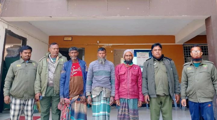 সুন্দরবনে জলঘাটা থেকে নৌকাসহ ৩ কাঁকড়া শিকারি আটক